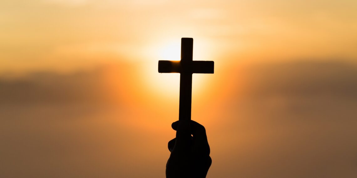 Kruis met daarachter de zonsondergang