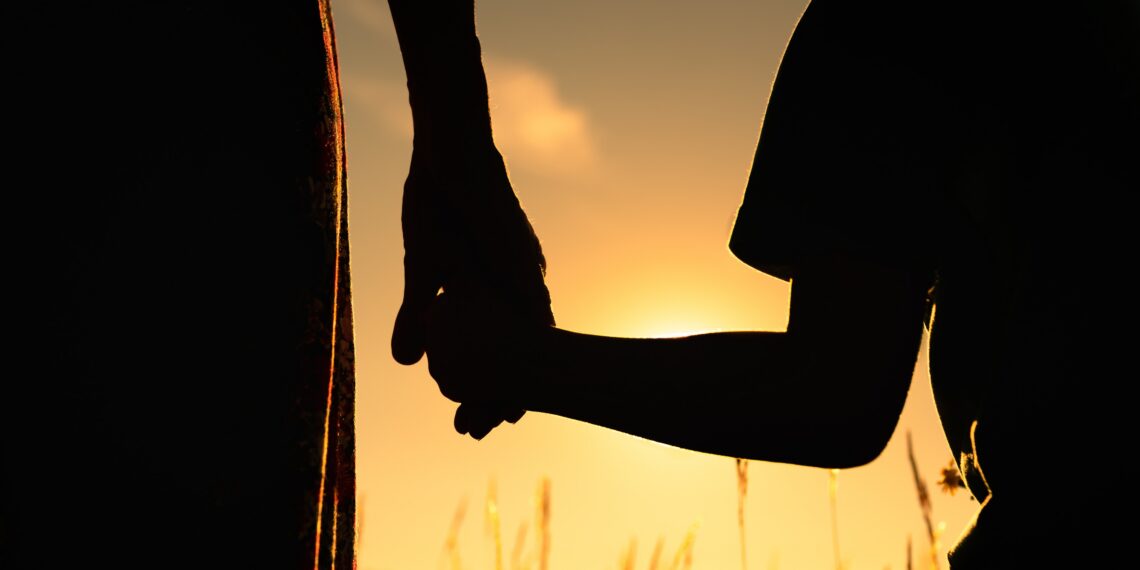 Moeder en kind hand in hand