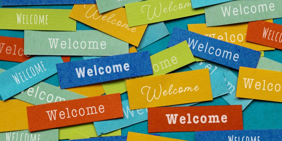 Verschillende briefjes in verschillende kleuren met daarop 'Welkome'