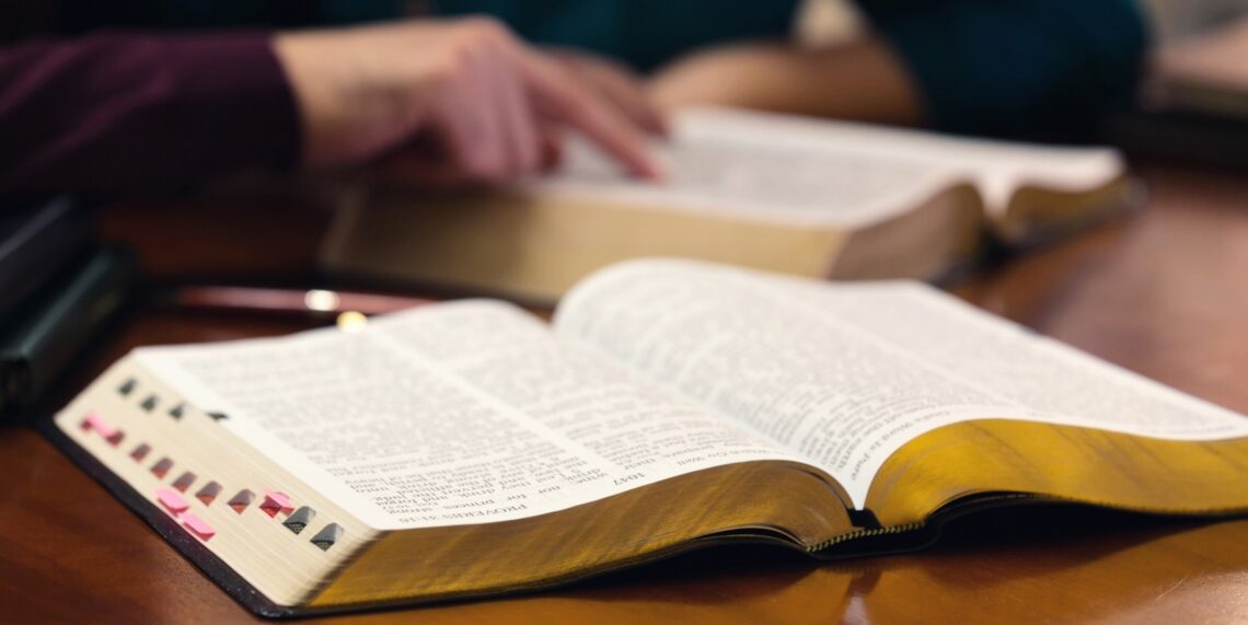 Het bestuderen van de Bijbel