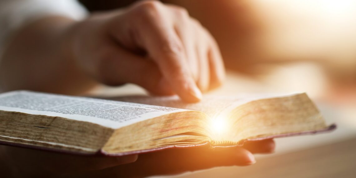Persoon die de Bijbel leest
