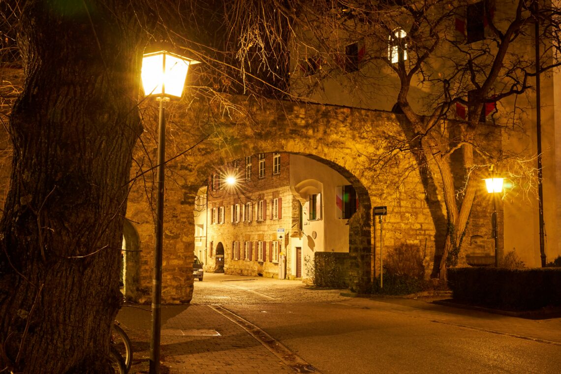 Straat in Duitsland verlicht in de nacht