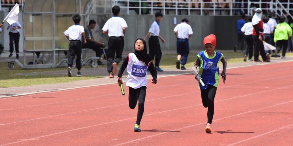Moslim kinderen die de estafette aan het rennen zijn