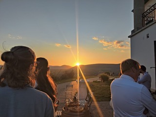 Mensen die aan het praten zijn buiten tijdens zonsondergang