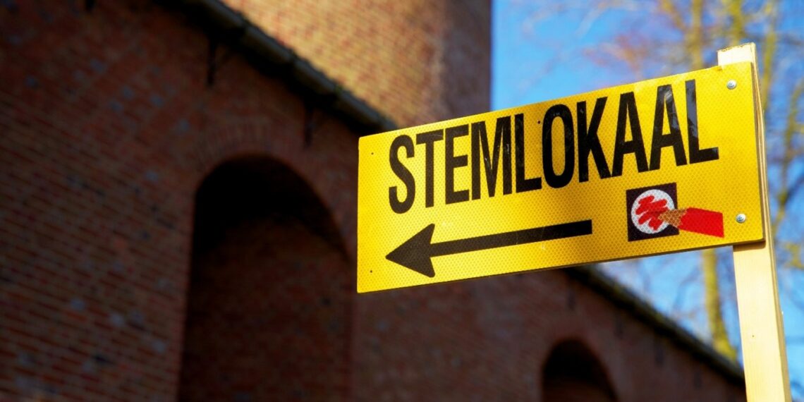 Bordje van het Stemlokaal bij een kerk