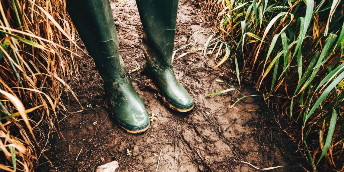 Regenlaarzen in de modder