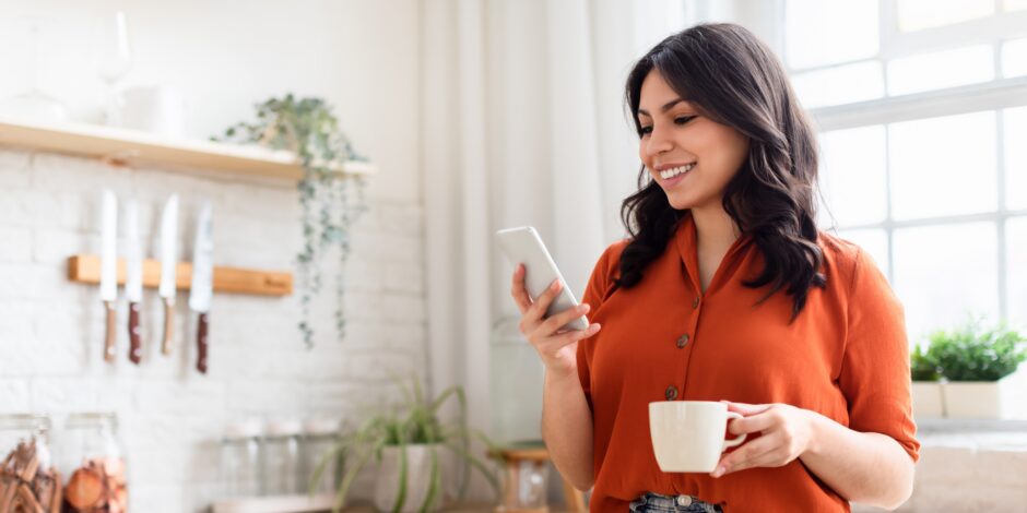 Vrouw die op haar telefoon kijkt