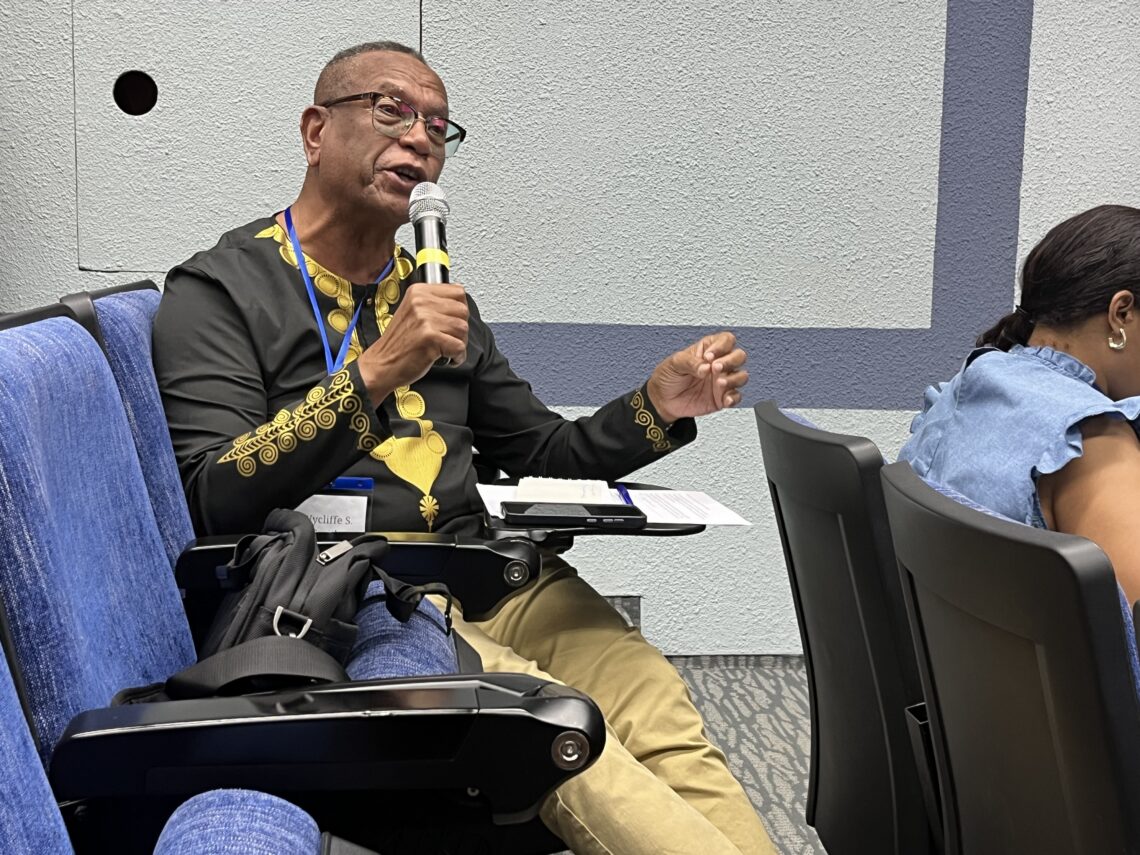 Man die spreekt op de Conferentie Christianity & Slavery