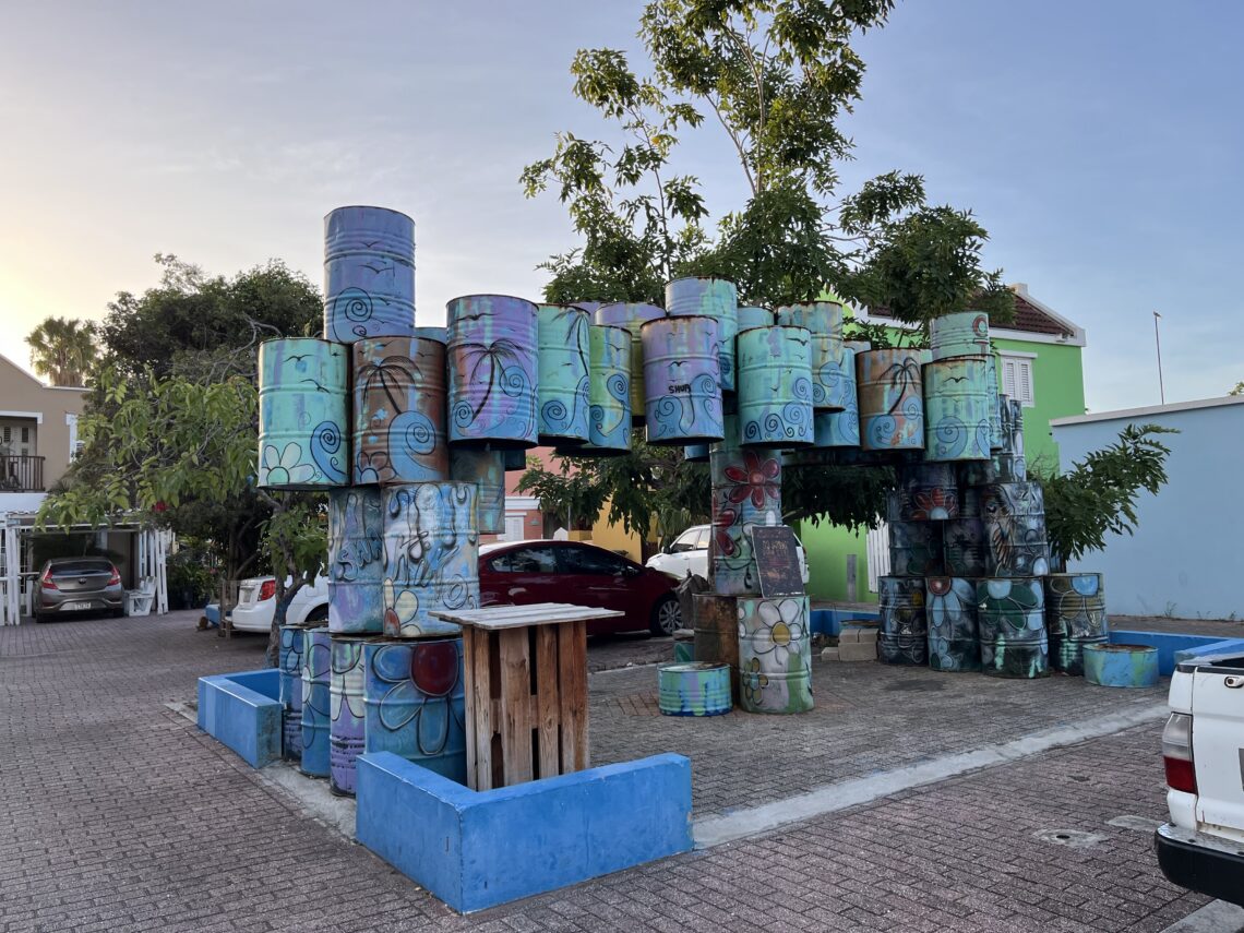 Kunstwerk van geschilderde tonnen