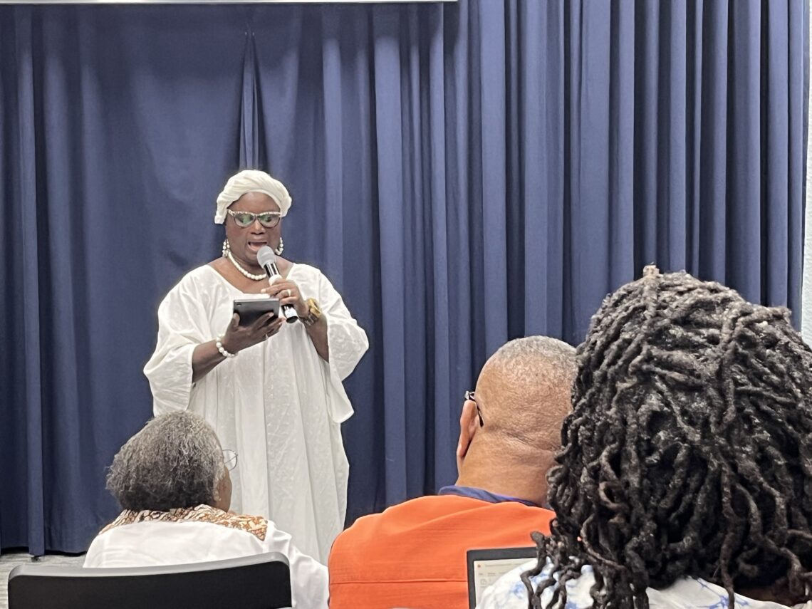 Vrouw die aan het spreken is tijdens een conferentie