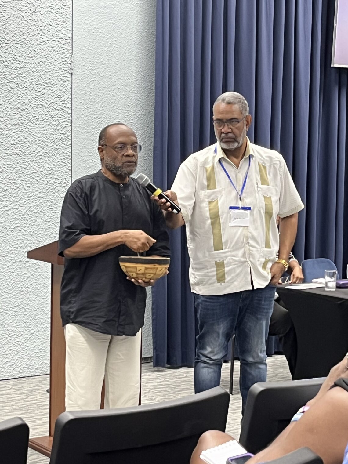 Een ritueel met een schaal water.