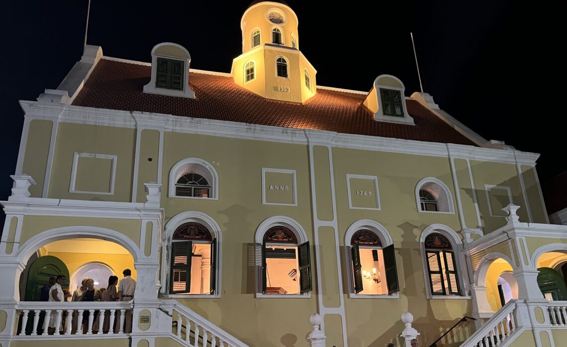 Geel gebouw op Curaçao