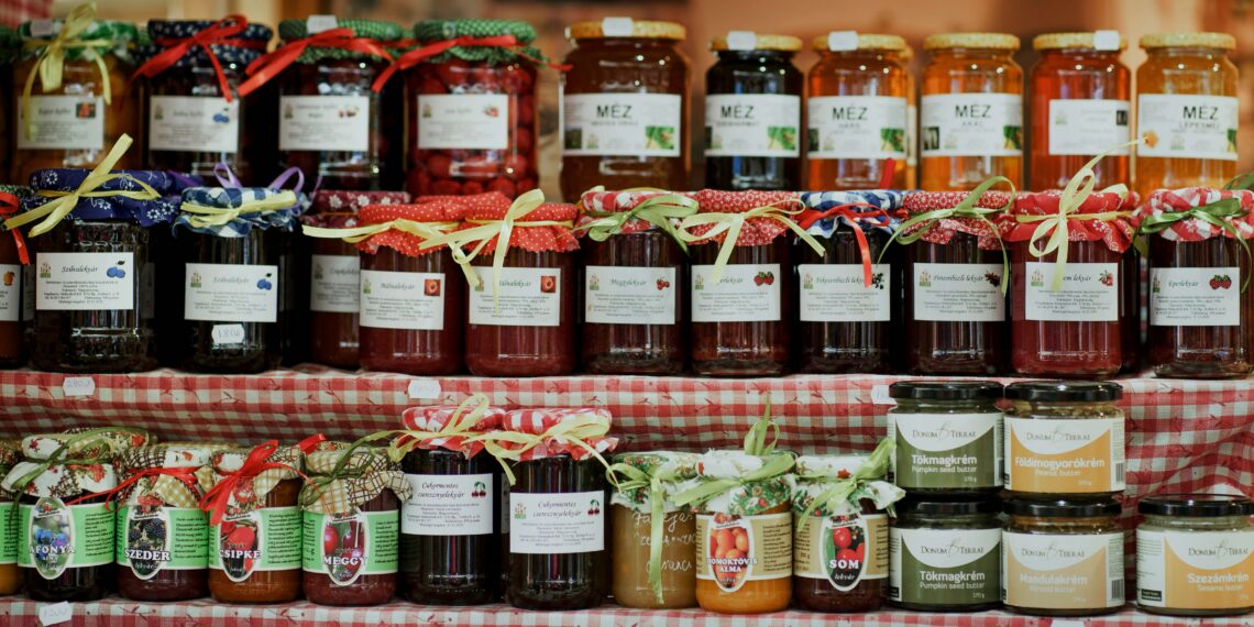 kast vol met potjes jam