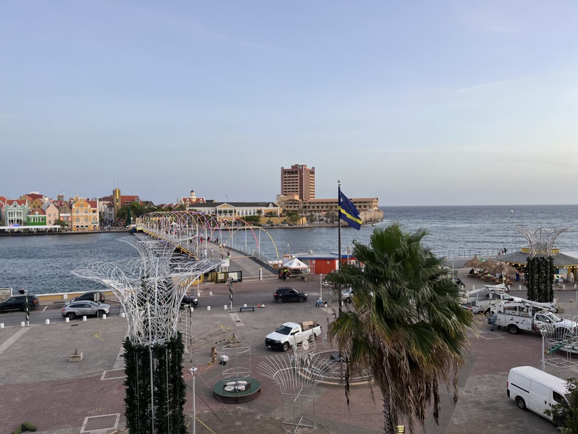 Uitzicht op zee op Curaçao