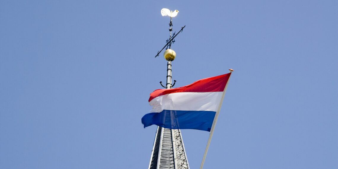Nederlandse vlag op een kerktoren