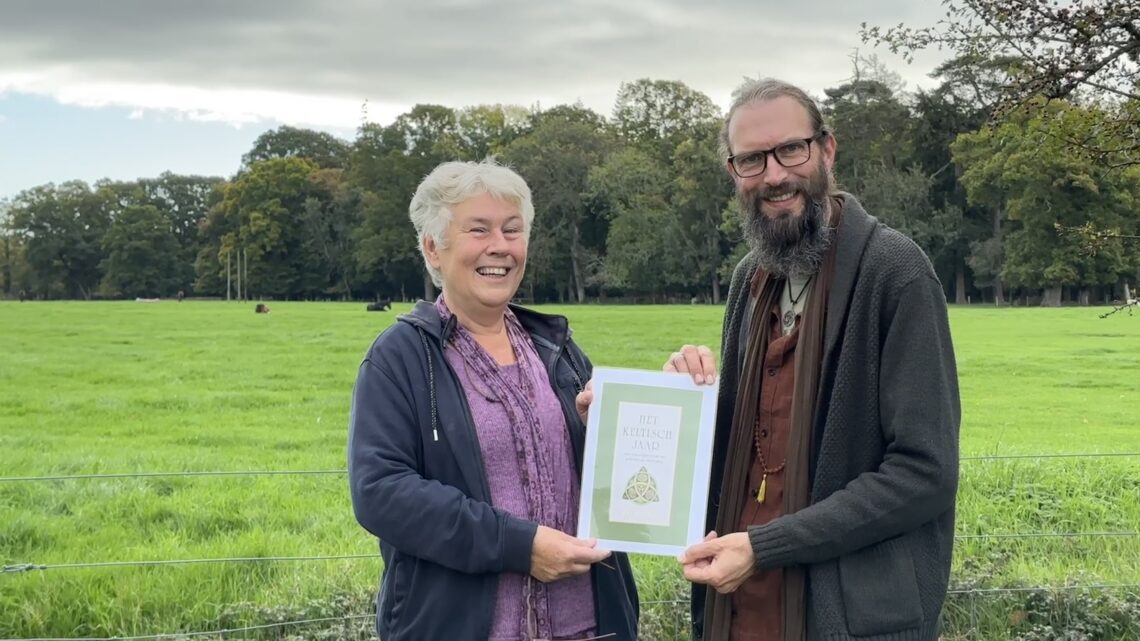 Jolande van Baardewijk en David Cole die het boek Het Keltisch jaar vasthouden