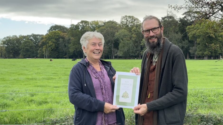 Jolande van Baardewijk en David Cole die het boek Het Keltisch jaar vasthouden
