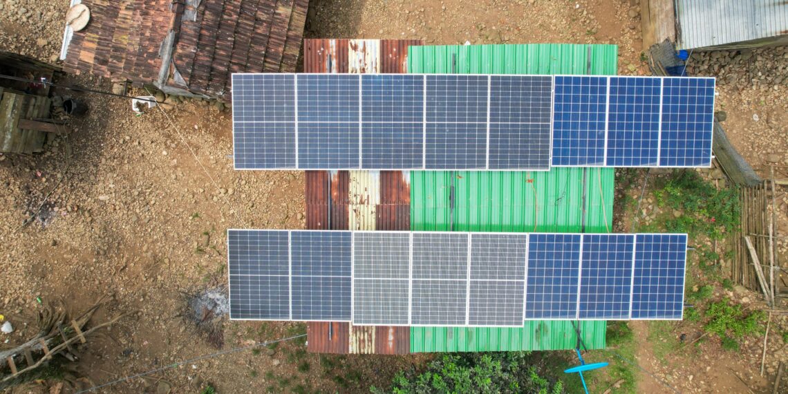 Zonnepanelen op een dak