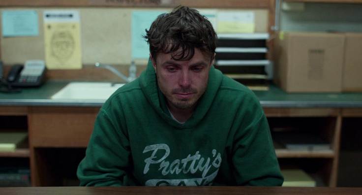 Man in groene trui die verdrietig is.