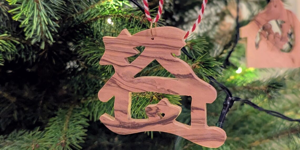 De kerstboomversiering, die Martine Meijers van de twee Palestijnse christenen kreeg, is gemaakt van hout van olijfbomen die door de Israëli's zijn omgehakt