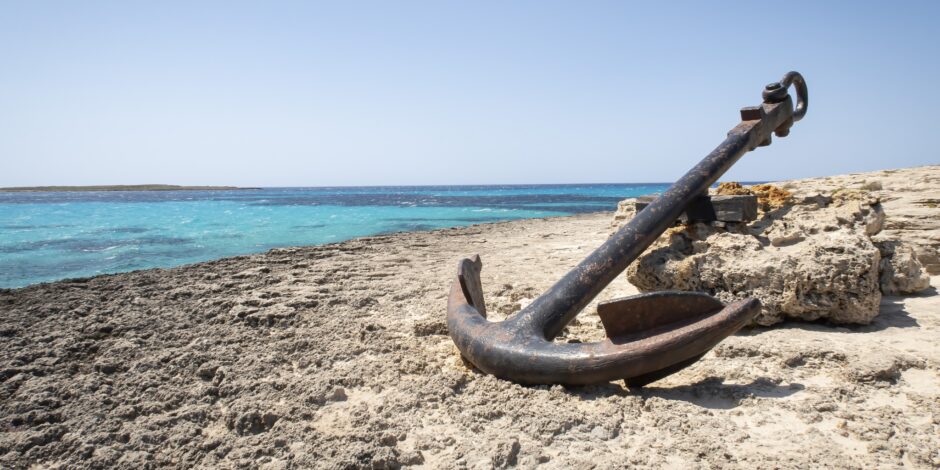 Anker die op het strand ligt