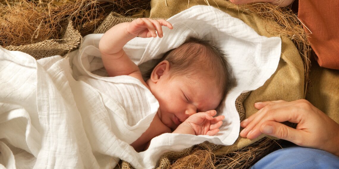 Pasgeboren baby in een kribbe