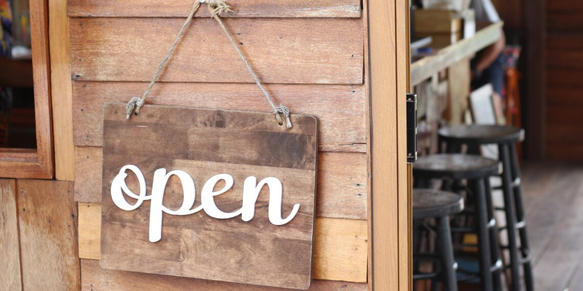 Deur van een restaurant met daarop een bordje 'Open'