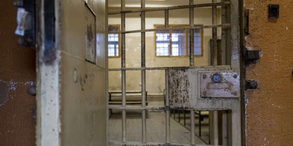 Deur van een gevangenis