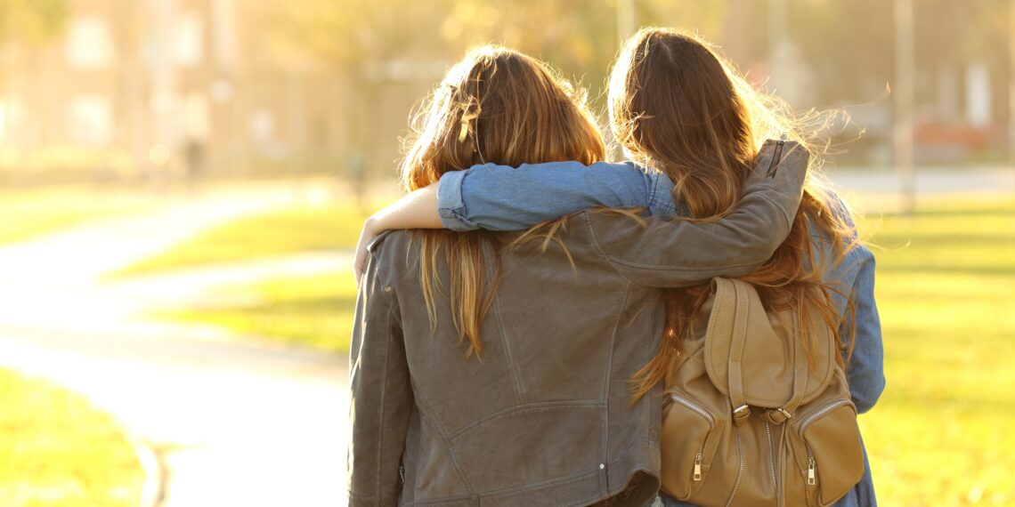 Vriendinnen die hun armen over elkaar geslagen hebben