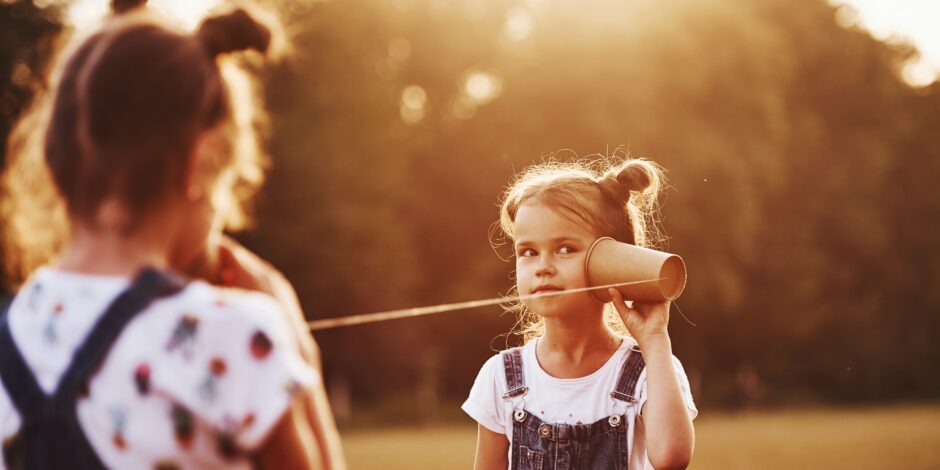 Kinderen die met elkaar praten door een beker aan een draad