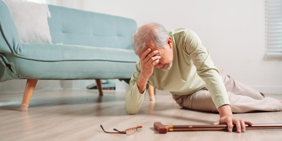 Oudere man die is gevallen en op de grond ligt.