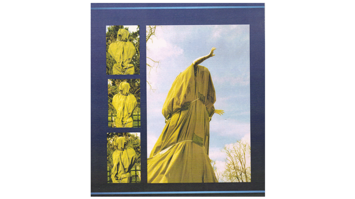 Beelden in hoezen gewikkeld