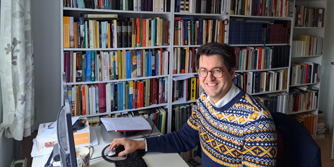 Martijn Stoutjesdijk aan zijn schrijftafel