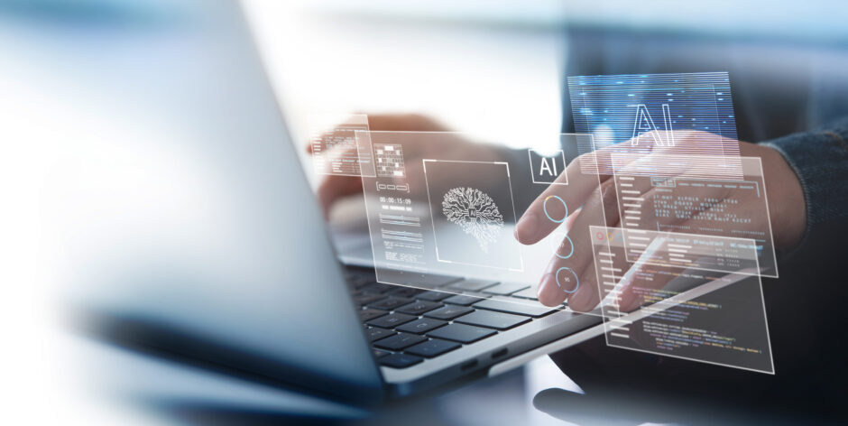 Persoon zoekt via AI iets op, op zijn laptop