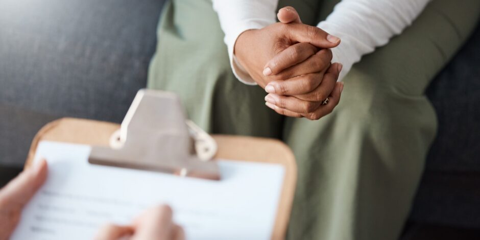 Persoon die in gesprek is met een psycholoog