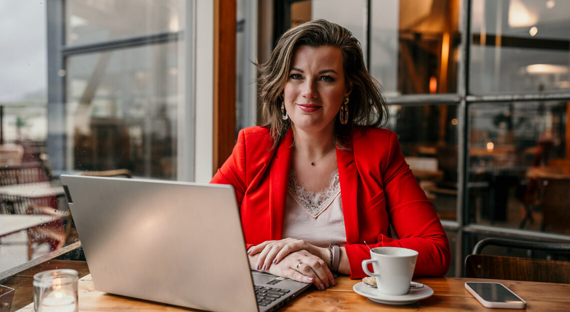 Eline Hoogenboom achter haar bureau