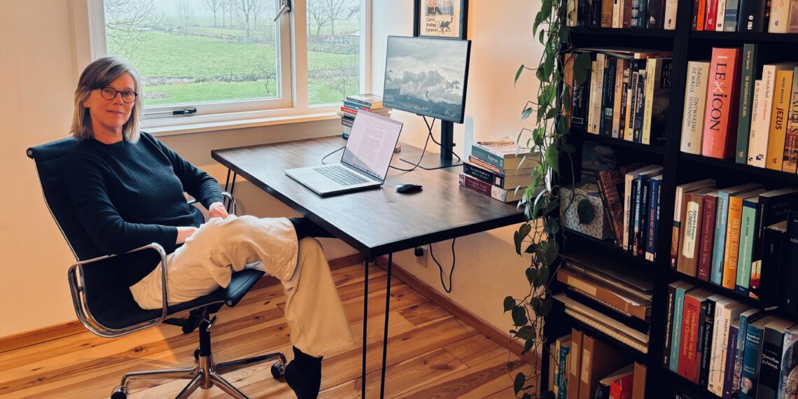 Jirska Van Hooijdonk achter haar schrijftafel