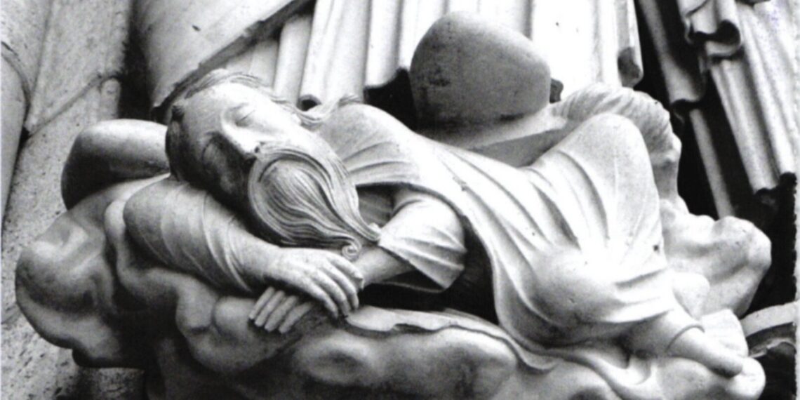 Figuur in het noordportaal van de kathedraal in het Franse Chartres, van man die aan het slapen is