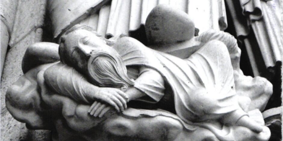 Figuur in het noordportaal van de kathedraal in het Franse Chartres, van man die aan het slapen is