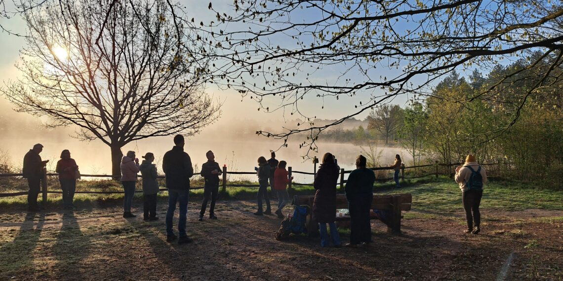 Groep mensen die samen gaan wandelen