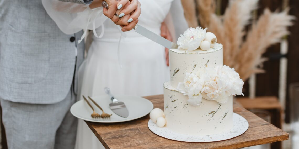 Bruidspaar snijdt de bruidstaart aan