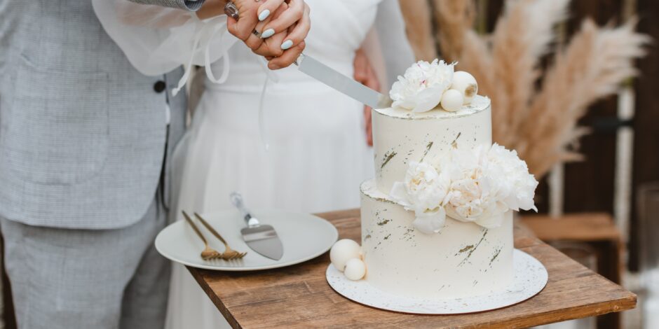 Bruidspaar snijdt de bruidstaart aan