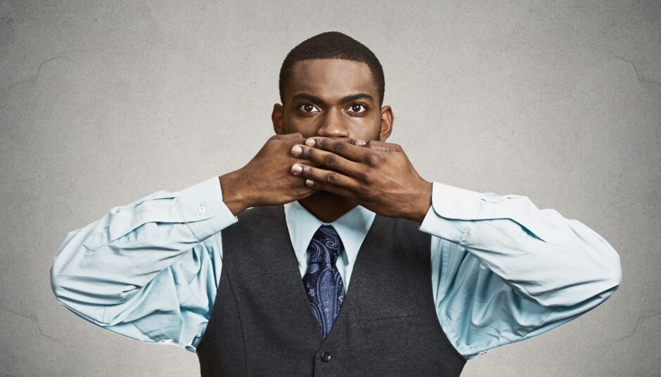 Man met zijn handen voor zijn mond