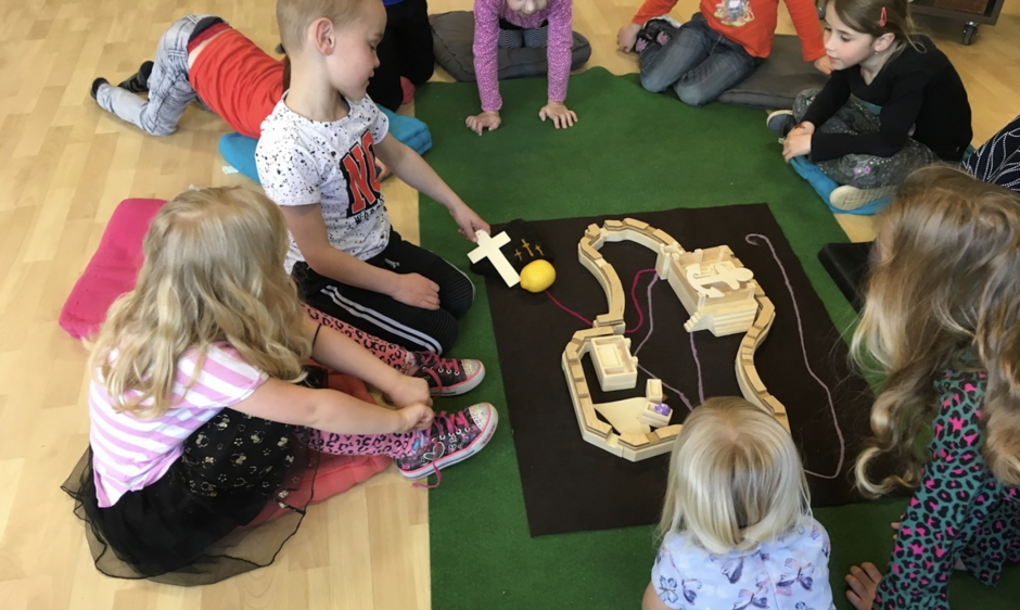 Kinderen die een spel aan het spelen zijn bij 'Land van Verwondering'