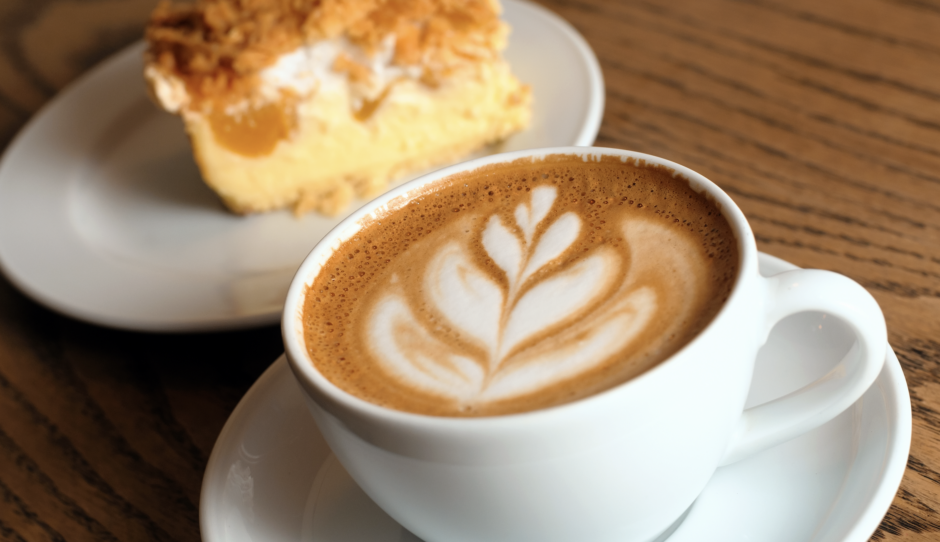 Koffiekopje met een gebakje