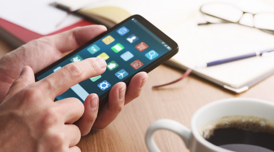 Man die op zijn telefoon kijkt