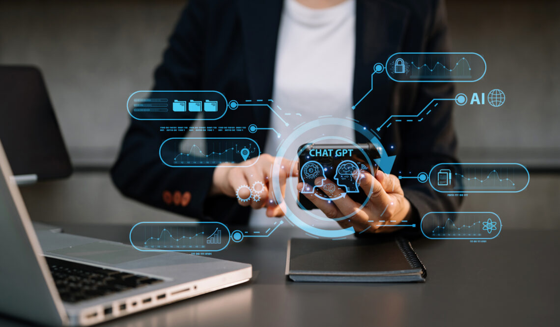 vrouw die achter haar laptop zit en AI gebruikt