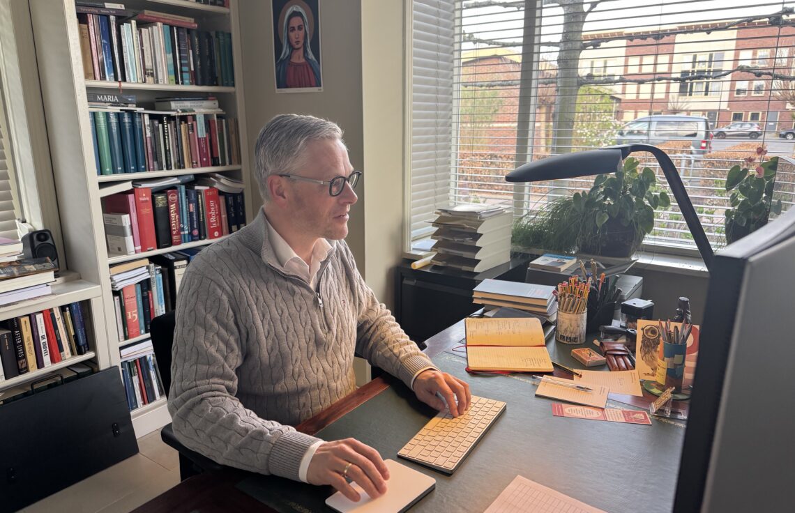 Arnold Huijgen aan zijn schrijftafel