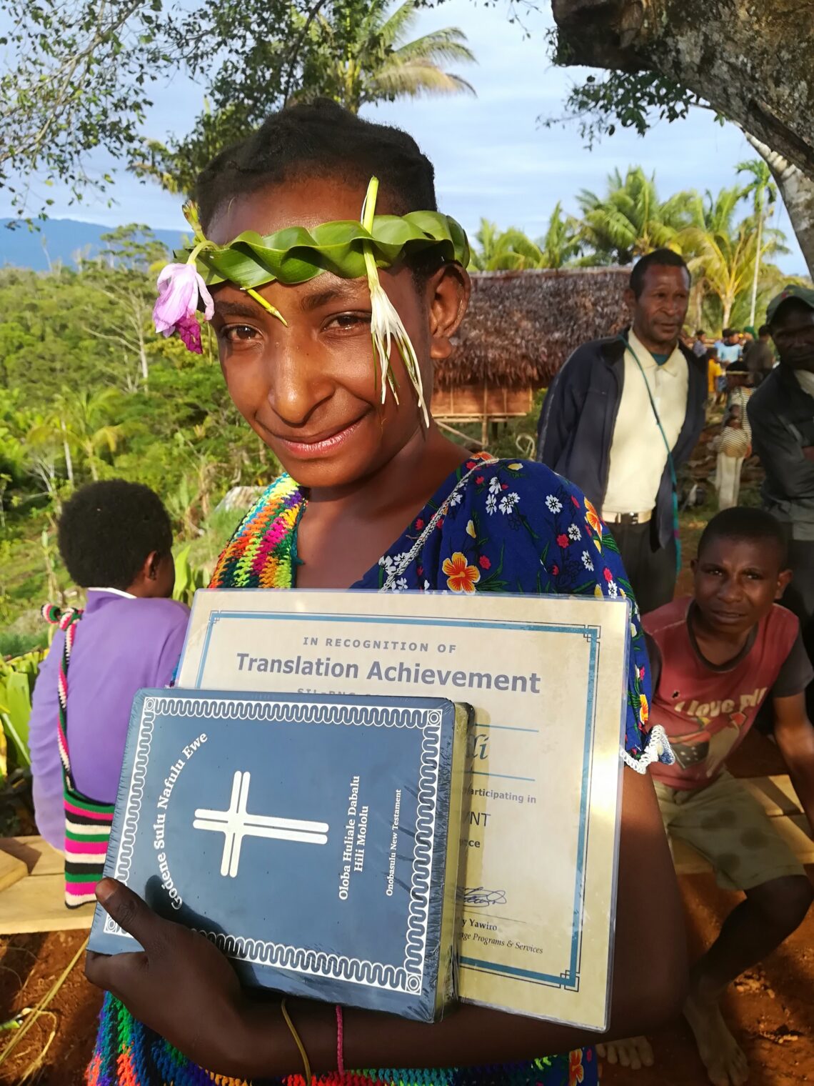 Vrouw die blij is met het Nieuwe Testament