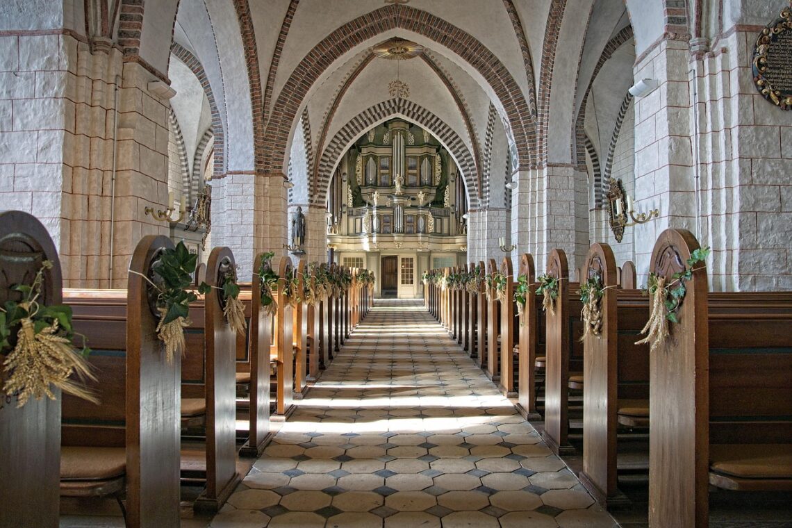 Kerkbanken in een kerk